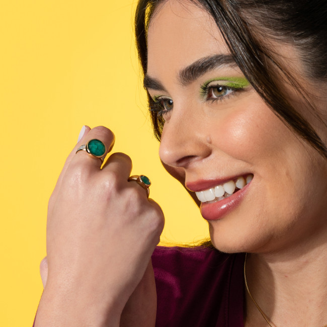 Anel Esmeralda Natural Redonda Detalhe Ródio Folheado a Ouro 18K