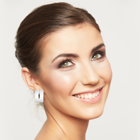 Brinco Prata Leve Retangular Vazado c/ Detalhe Palito Cravejado