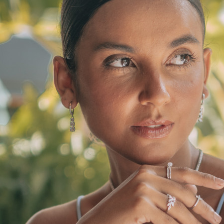 Brinco Prata c/ Ródio 3 Zircônias Ponto Luz Gancho