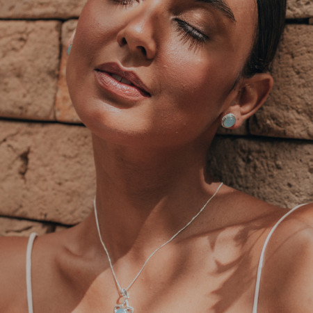 Brinco Prata Fixo Pedra Natural Calcedônia Azul Oval Borda Trabalhada Envelhecida