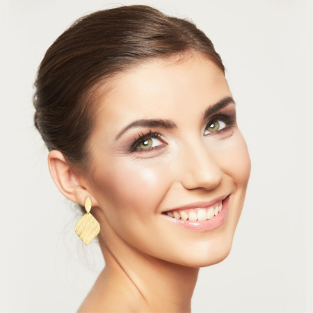 Brinco Losango Trabalhado Folheado a Ouro 18k