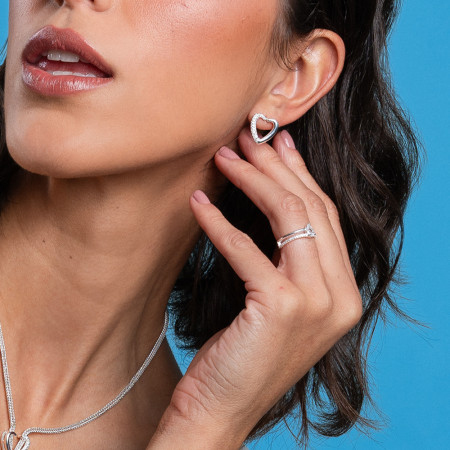 Brinco Prata Leve Fixo Coração Vazado Meio Liso Meio Cravejado