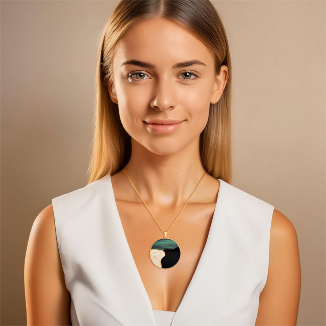 Conjunto Redondo Pedra Natural Malaquita Verde / Resina Preta / Cravejado Folheado a Ouro 18K       