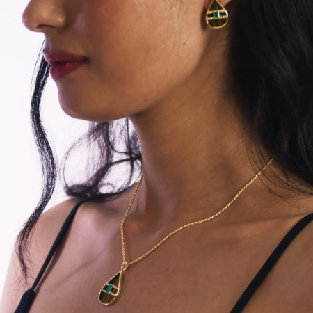 Conjunto Gota Pedra Natural Olho de Tigre e Malaquita Verde Central c/ Detalhes Cravejados Folheado a Ouro 18K