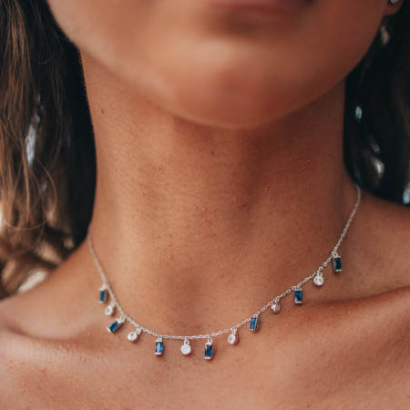 Gargantilha Prata c/ Ródio Cartierzinha Ponto Luz Embutidos c/ Zircônia Safira Baguete