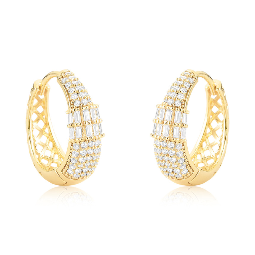 Argola Click Cravejada c/ Detalhe Central Zircônias Baguete Folheada a Ouro 18k