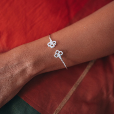 Bracelete Prata c/ Ródio Flor Cravejada nas Pontas