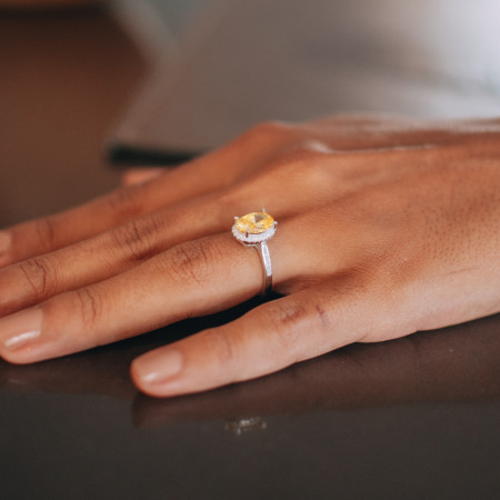 Anel Prata c/ Ródio Zircônia Citrino Oval Borda e Lateral Cravejadas