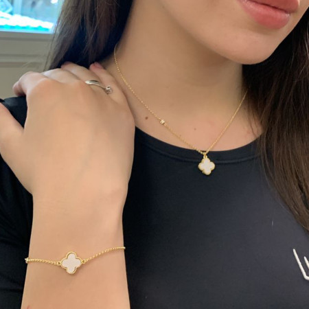 Gargantilha Portuguesinha c/ Trevo Acrílico Madrepérola e Pontos Luz Folheada a Ouro 18k