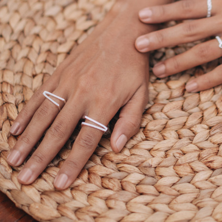 Anel Prata "V" Cravejado e Liso