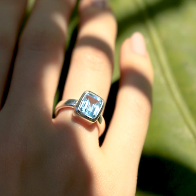 Anel Prata Pedra Natural Topázio Azul Retangular Embutida