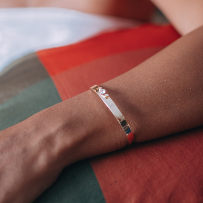 Bracelete Liso com Ponto Luz Folheado a Ouro 18k