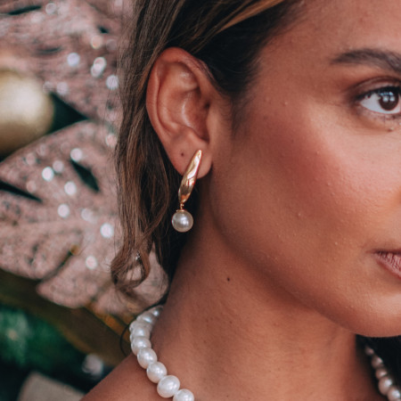 Brinco Base Lisa Ondulada c/ Pérola Folheado a Ouro 18k