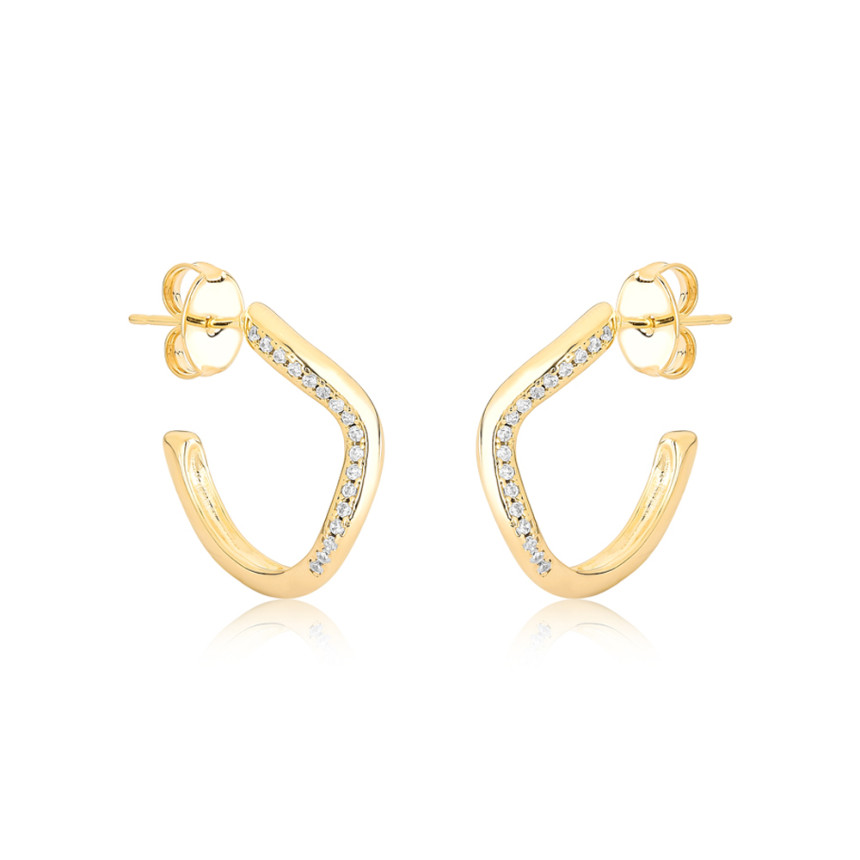 Brinco Meia Argola Ondulada c/ Filete Cravejado Folheado a Ouro 18k