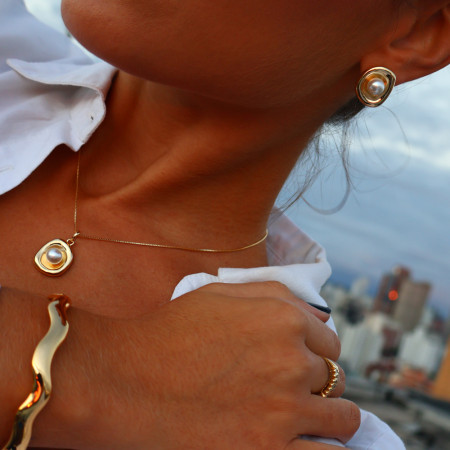 Conjunto Melt Orgânico Base Lisa c/ Pérola Central Folheado a Ouro 18K