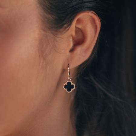 Argola Click 12mm c/ Pingente Trevo Acrílico Preto Folheada a Ouro 18k