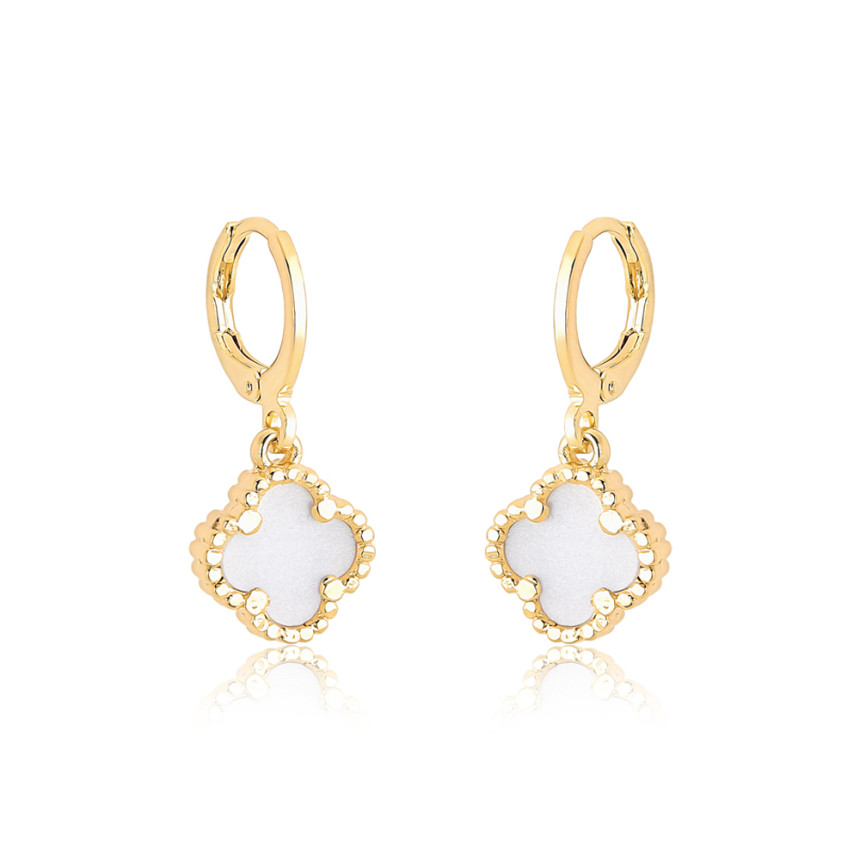 Argola Click 12mm c/ Pingente Trevo Acrílico Branco Folheada a Ouro 18k