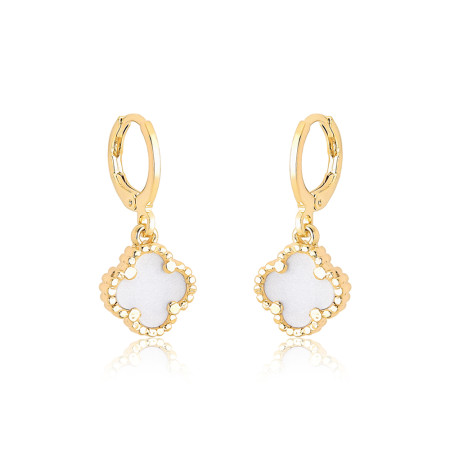 Argola Click 12mm c/ Pingente Trevo Acrílico Branco Folheada a Ouro 18k