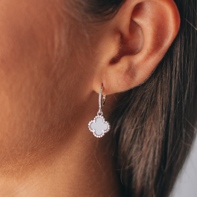 Argola Prata Leve Click 12mm c/ Pingente Trevo Acrílico Branco