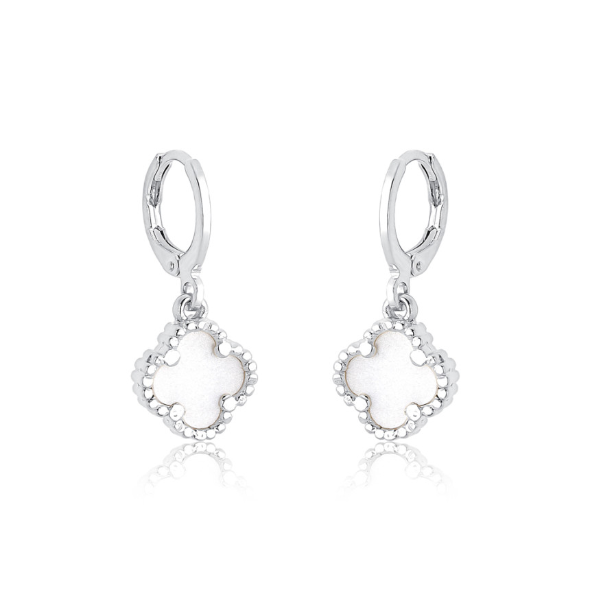 Argola Prata Leve Click 12mm c/ Pingente Trevo Acrílico Branco
