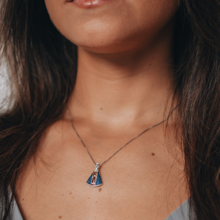 Gargantilha Prata c/ Ródio Nossa Senhora Aparecida Manto Azul Cravejado