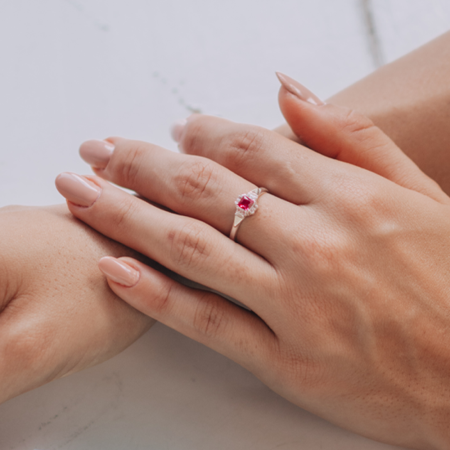 Anel Prata Solitário Formatura Zircônia Rubi Quadrada Borda Cravejada c/ Detalhe Aplique em Ouro Lateral