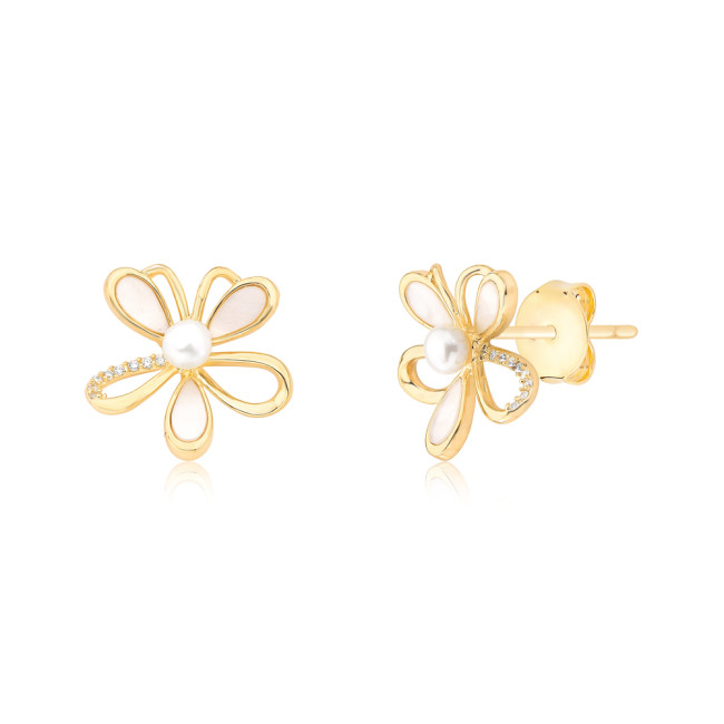 Brinco Fixo Flor Pétalas Vazadas e c/ Madrepérola + Pérola Central Folheado a Ouro 18k