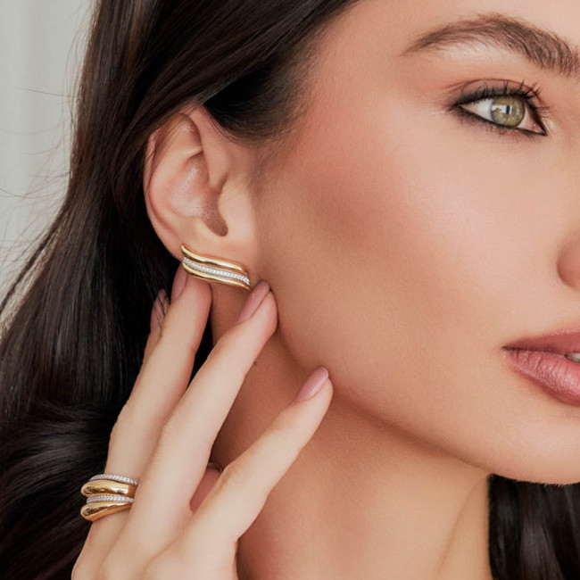 Brinco Ear Cuff Curvo c/ Fio " Cravejado Folheado a Ouro 18k