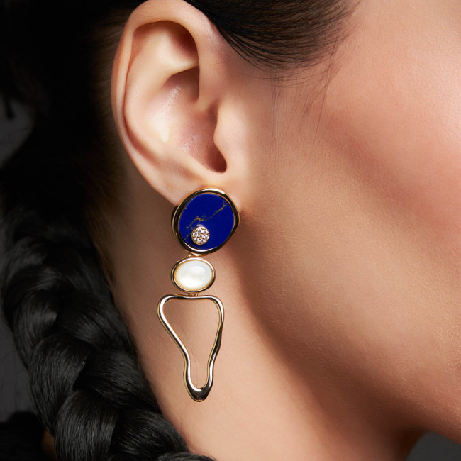 Brinco Melt Vazado Lápis Lazúlli c/ Detalhe Cravejado Folheado a Ouro 18k