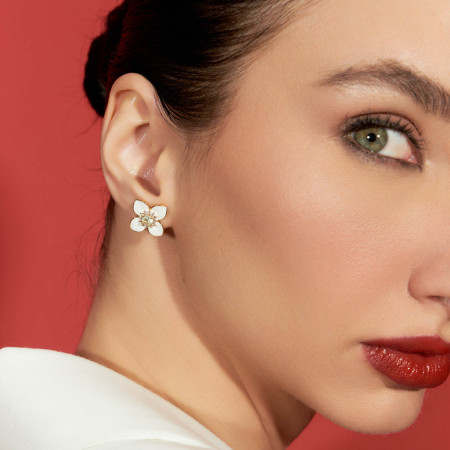 Brinco Fixo Flor Resina Branca Folheado a Ouro 18k