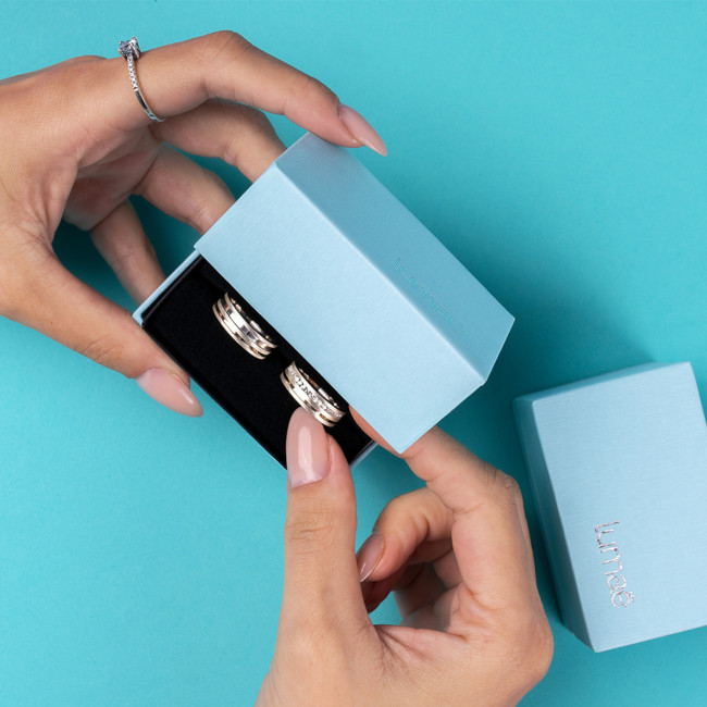 Aliança de Compromisso Prata Acetinada Quadrada e Filete Ouro / 6mm (Valor da unidade)