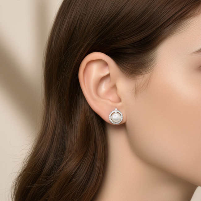 Brinco Prata c/ Ródio Fixo Aro Vazado Cravejado e Pérola Natural Central