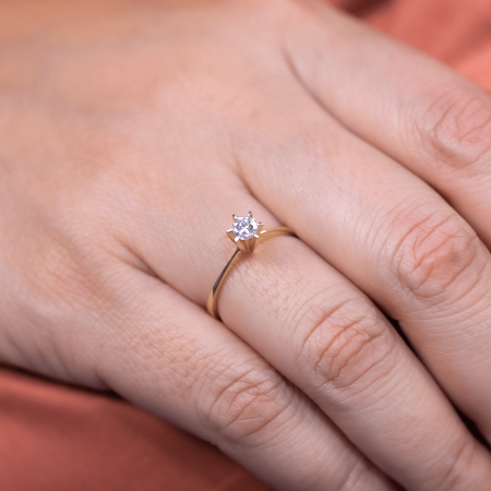 Anel solitário com 30 Pontos de Diamantes