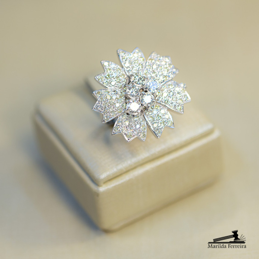 Anel Flor com Diamantes em Ouro Branco