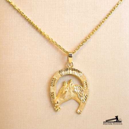 Pingente Ferradura com Busto de Cavalo em Ouro Amarelo