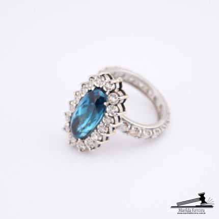 Anel de Topázio London Blue com Diamantes 