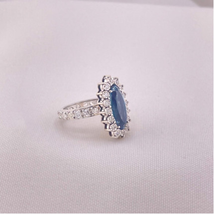 Anel de Topázio London Blue com Diamantes