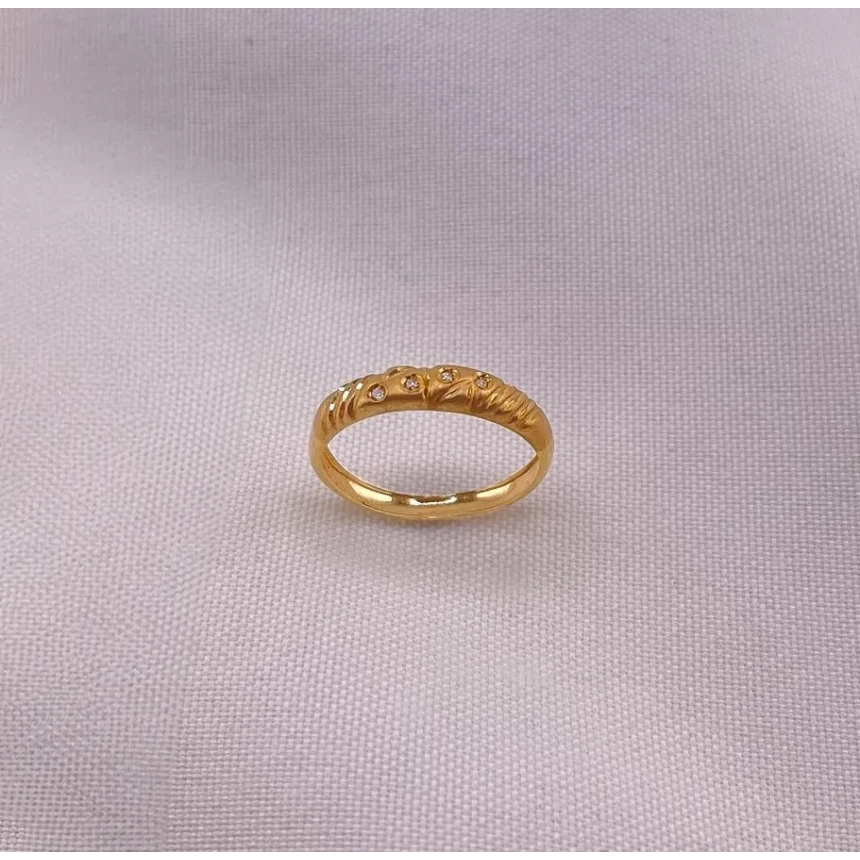 Anel Acetinado e Polido com Diamantes