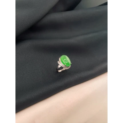 Anel de Jade e Diamantes