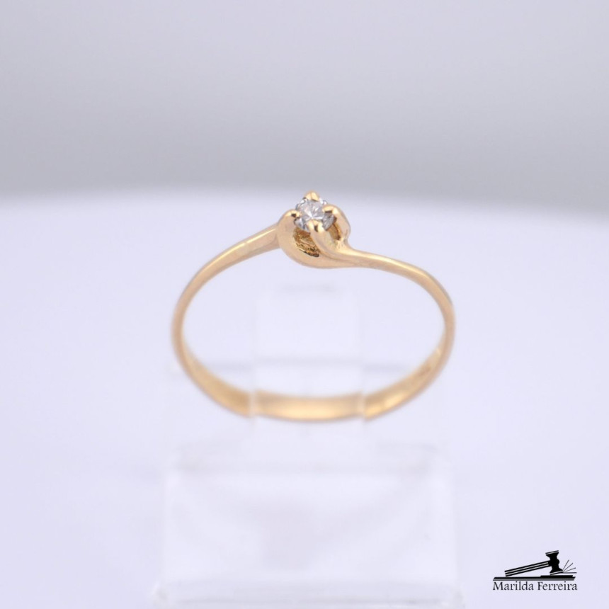 Anel Solitário Estilizado com Diamante de 5 Pontos 