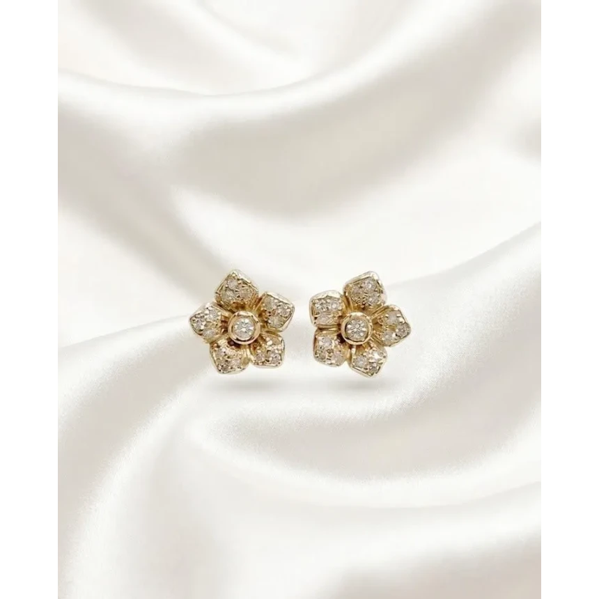 Brincos Flor 46 Pontos de Diamantes