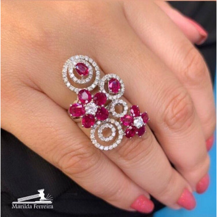 Anel Com Diamantes e Rubis